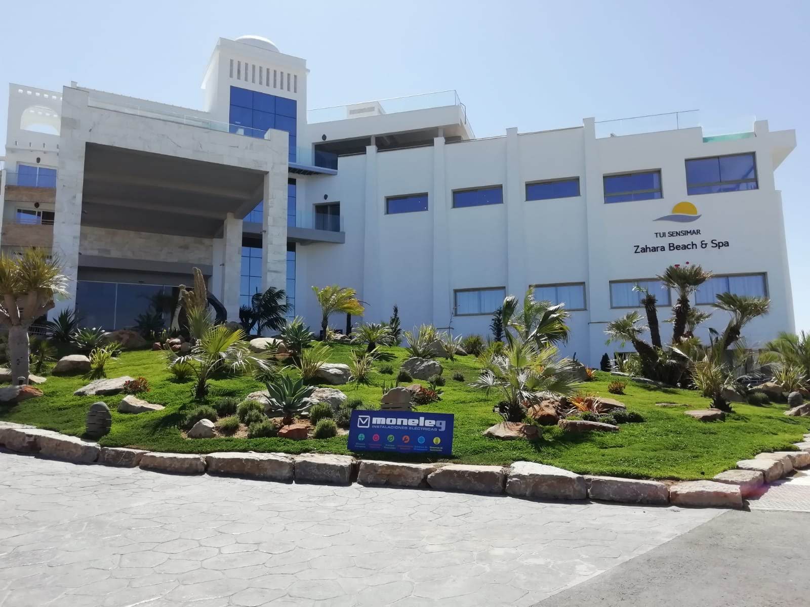 Moneleg dota al nuevo hotel TUI Sensimar Spa 5 estrellas de Zahara de los Atunes, con lo último en equipos eléctricos y tecnológicos - Moneleg