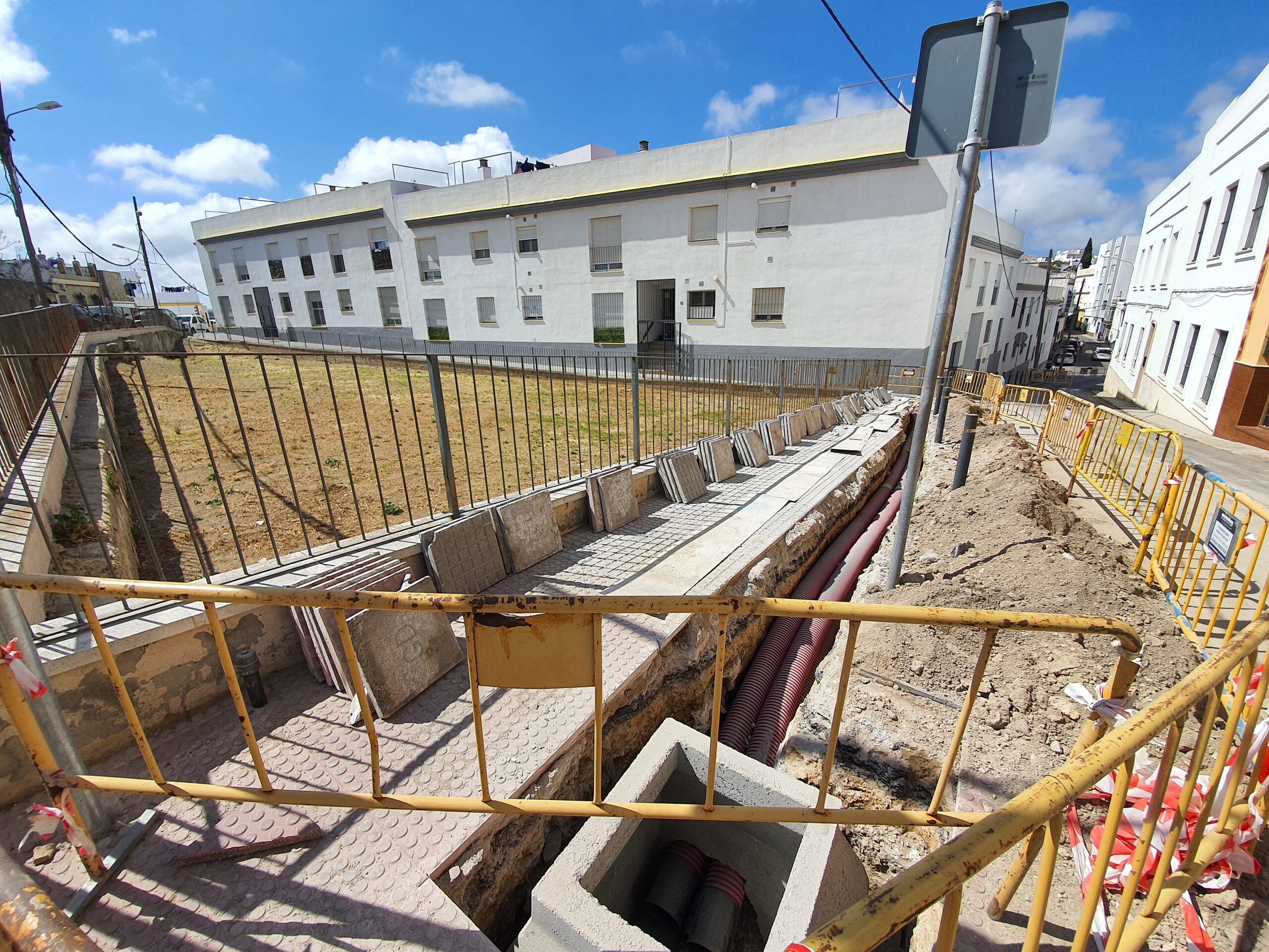 Calle abierta para instalación de Línea de baja tensión en la zona del yacimiento del Cerro del Castillo