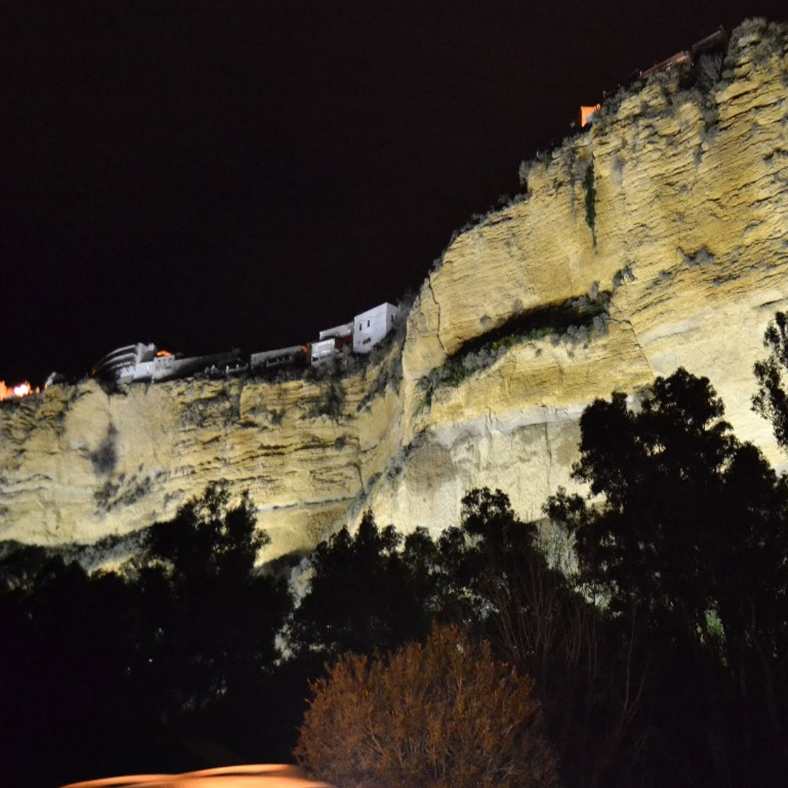 INSTALACIÓN DE ILUMINACIÓN ORNAMENTAL CON TECNOLOGÍA LED MULTICOLOR EN LA PEÑA DEL MUNICIPIO DE ARCOS DE LA FRONTERA